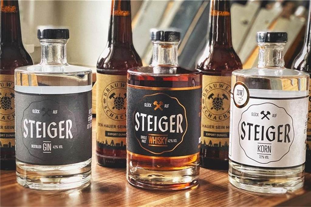 Spirituosen-Firma aus Dorsten bestückt die neue „Steiger-Bar“ auf Schalke Im Sortiment von Steiger Spirits gibt es neben Korn und Gin auch einen Kräuterlikör. Und, ziemlich untypisch fürs Ruhrgebiet, einen Whisky.