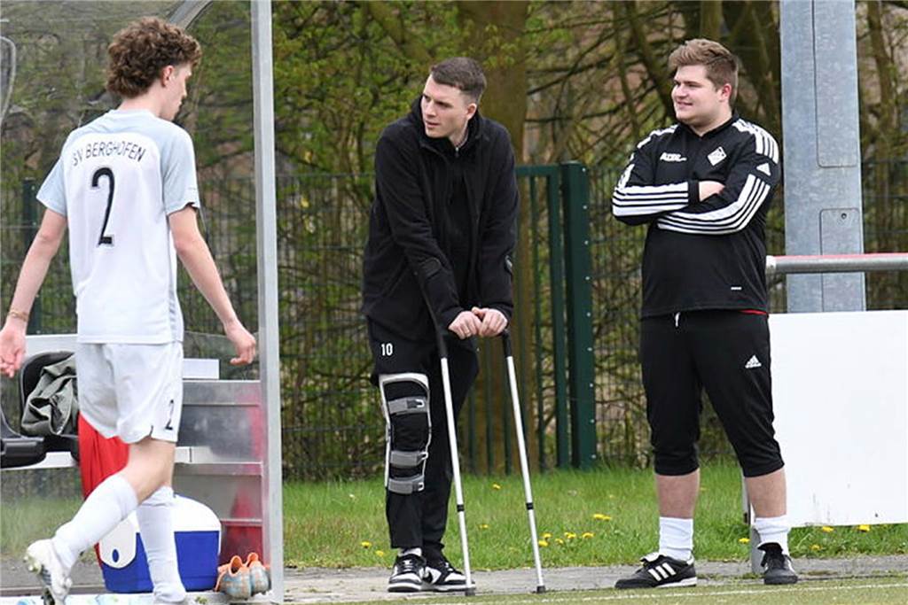 Mark Fluder rechnet sich beim VfB Lünen „definitiv die Top-Fünf aus“ Mark Fluder steht mit Krücken an der Auswechselbank des VfB Lünen.
