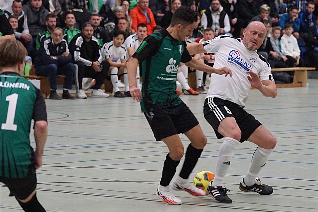 Solo und Traumtor aus der eigenen Hälfte: Marko Schott zaubert mit 48 Jahren in Unna Im Spiel um Platz drei verlor Afferde mit Marko Schott (r.) nach 2:0-Führung noch 2:4. Am Ende war die Luft raus.