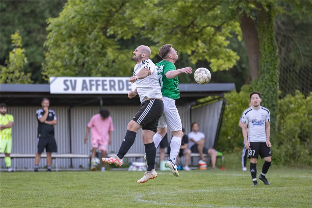 SV Afferde siegt deutlich: „Doppelpacker“ Marko Schott zaubert Im Spiel wurde richtig gefightet.