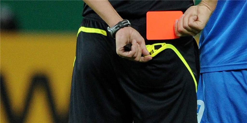 „Synapsen sind durchgebrannt“ – IG-Bönen-Akteur tritt auf wehrlosen Spieler am Boden ein Im Spiel zwischen dem Holzwickeder SC V und der IG Bönen III kam es zu einer unschönen Aktion: Ein Gästespieler hat einen am Boden liegenden Holzwickeder Akteur getreten. Dafür gab es natürlich die Rote Karte.