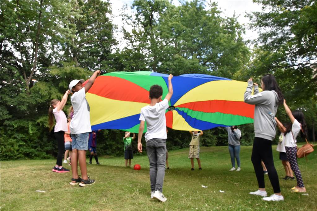 Im Spielmobil finden sich eine Menge Dinge, um Kinder zur Bewegung zu animieren - zum Beispiel ein Schwungtuch.