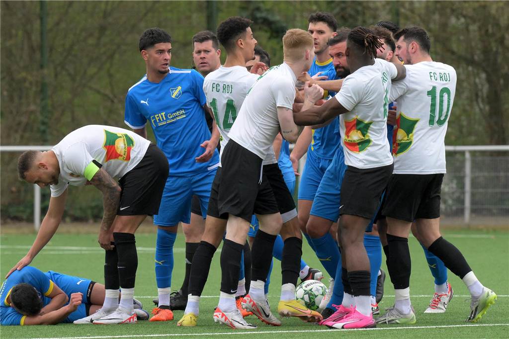 Im Spitzenspiel zwischen der SG Gahmen und dem FC Roj ging es mächtig zur Sache.