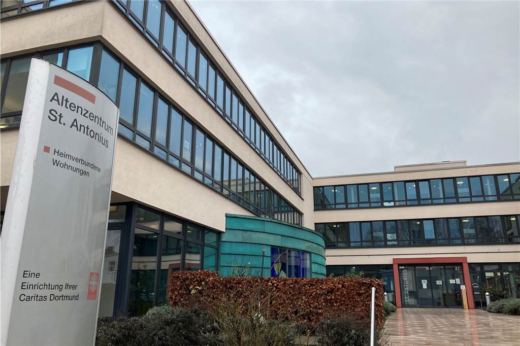 „Wie ein rohes Ei“: Ein Corona-Impftag im Altenheim mit Dr. Nanni Hunn Im St. Antonius Altenheim in Dortmund-Huckarde sind am Ende des Tages 99 von 100 Bewohner geimpft.