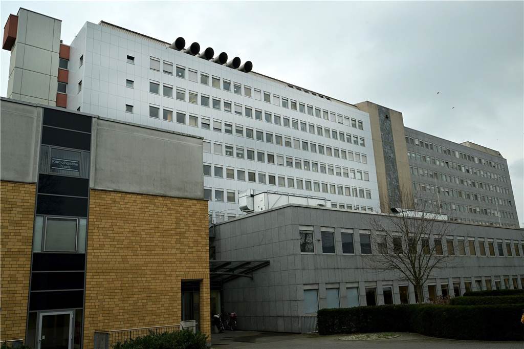 Stromausfall in Lünen: In der Strahlentherapie blockierten die Türen Im St. Marien Hospital sprang das Diesel-Notstromaggregat an.