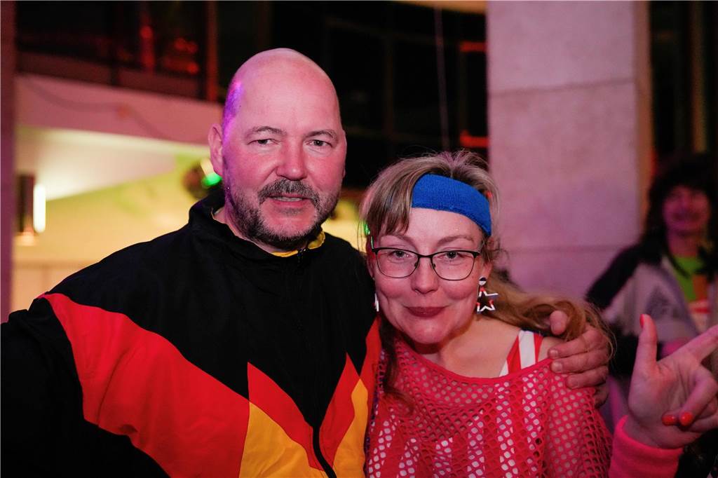 Menschen feiern Weiberfastnacht 2025 im Stade in Dortmund