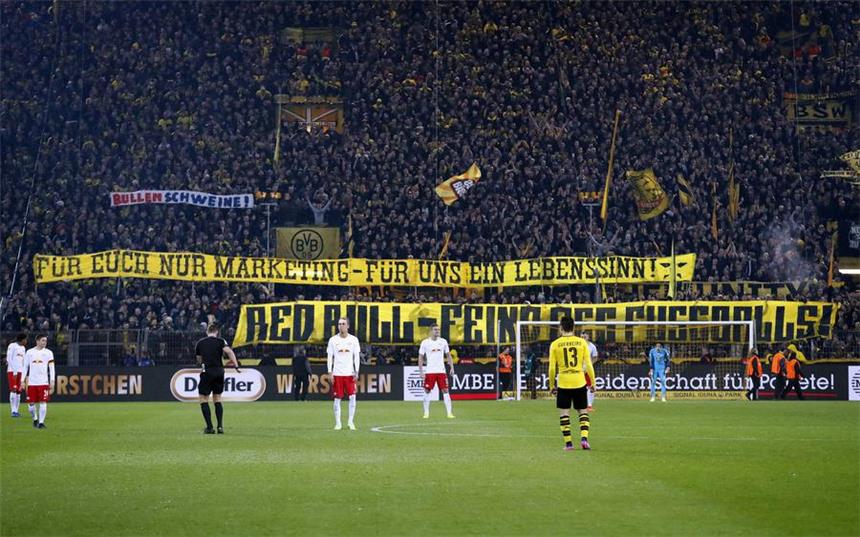 Im Stadion präsentierten die BVB-Fans auf der Südtribüne Anti-RB-Plakate - teilweise weit unter der Gürtellinie. 