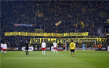 Im Stadion präsentierten die BVB-Fans auf der Südtribüne Anti-RB-Plakate - teilweise weit unter der Gürtellinie. 