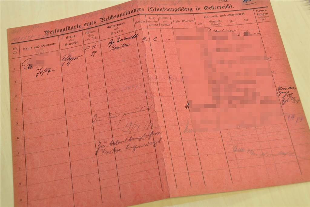 Vor 100 Jahren brachte Josef R. sechs Menschen um: Spurensuche liefert grausame Details Im Stadtarchiv wird die Meldekarteikarte von Josef R. verwahrt.