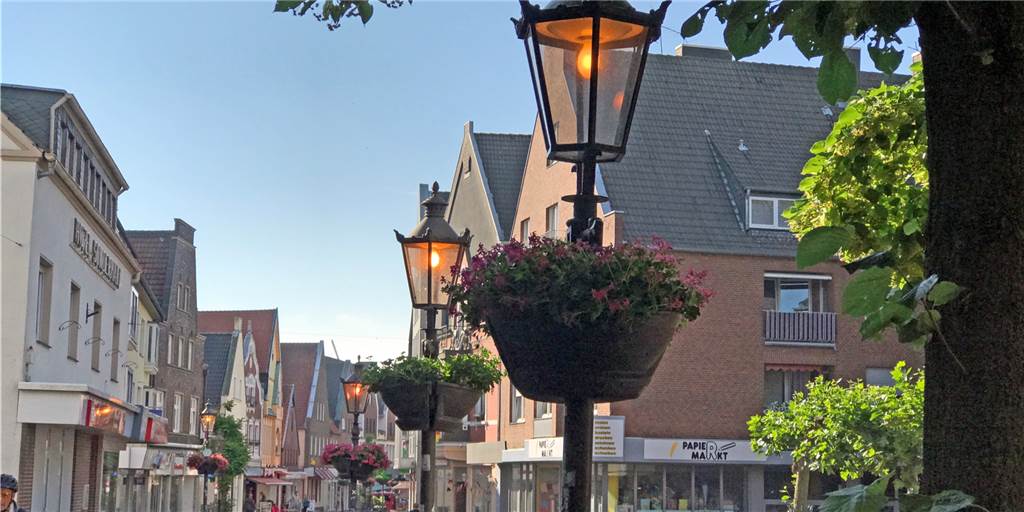 Neue Straßenbeleuchtung in Haltern soll den Stromverbrauch senken Laternen leuchten in der Halterner Innenstadt.