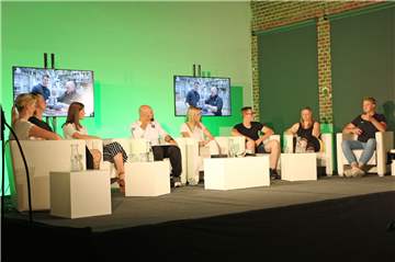 Im Stadtlohner Lokschuppen diskutierte Ali Mahlodji (4.v.l.) mit Yvonne Brüninghoff (kaufmännische Leiterin Bewital, l.) sowie den Azubis Yannick Geuking, Marlene Lindenbuß, Lisa Bone, Marvin Kramer, Marie-Claire Knobloch und Nico Terhörne (v.l.).