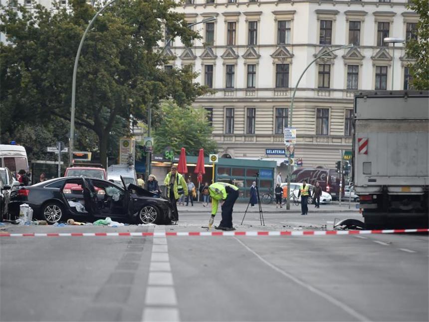 Raser baut Autounfall mitten in Berlin Im Stadtteil Schöneberg war ein Auto frontal mit dem Lastwagen zusammen gestoßen. Foto: Klaus-Dietmar Gabbert