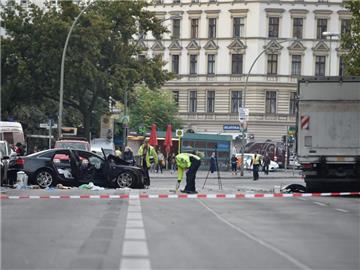 Im Stadtteil Schöneberg war ein Auto frontal mit dem Lastwagen zusammen gestoßen. Foto: Klaus-Dietmar Gabbert