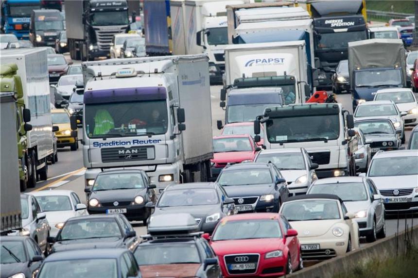 Im Stau steht niemand gern. Doch mit Auto-Karaoke oder einer Autobahn-Rankingshow vergeht die etwas schneller. Foto: Rolf Vennenbernd