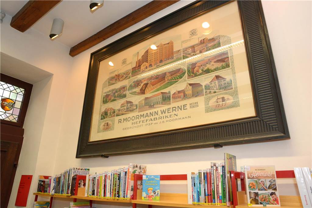Im Steinhaus befand sich einst die Verwaltung der Firma Moormann. Daran erinnert dieses eingerahmte Bild an der Wand.