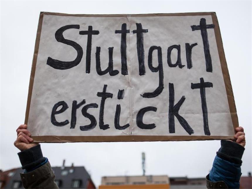 Fahrverbote oder Nachrüstung: Vorentscheidung in Stuttgart? Im Stuttgarter Talkessel ist die Luft oft besonders schlecht, Umweltschützer fordern Diesel-Fahrverbote für die stark belastete Innenstadt. Foto: Christoph Schmidt