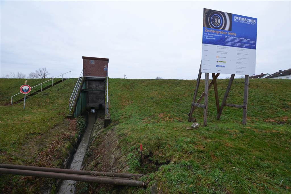 Die Emscher wird blau: Bäche und Gräben im Nordwesten führen klares Wasser Im südlichen Nette quert der Zechengraben ein weiteres Hochwasser-Rückhaltebecken. Der Zechengraben ist der vierte Bauabschnitt beim Umbau des Nettebach-Systems.