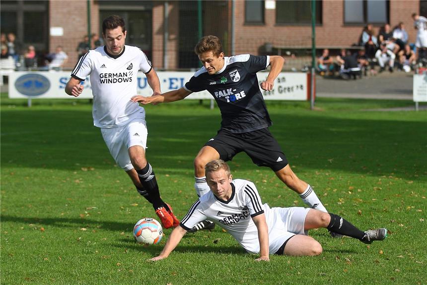 Im Südlohner Derby ging es zur Sache. Hier versuchen die Oedinger Timo Wanninger (l.) und Max Nagel, Südlohns Marco Doods zu bremsen.