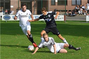 Im Südlohner Derby ging es zur Sache. Hier versuchen die Oedinger Timo Wanninger (l.) und Max Nagel, Südlohns Marco Doods zu bremsen.