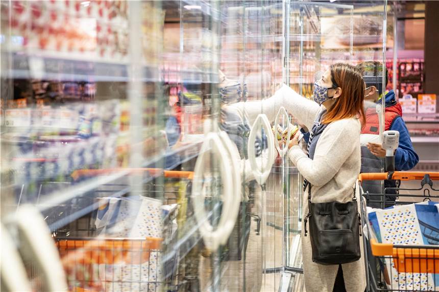Im Supermarkt gilt die Maskenpflicht. Jetzt empfiehlt das Land, bestimmte Maske in Supermarkt und Fernverkehr zu tragen.