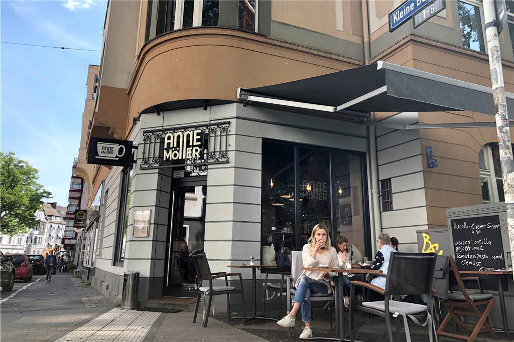 Im Tages-Café "Anne Möller" empfiehlt Marie Wischermann einen Nougat-Macchiato.