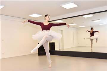 Im Tanzraum des Jugendzentrums „Sunshine“ wird Delila Krusko jeweils mittwochs und freitags drei Ballett-Kurse, nach Alter gestaffelt und für Jungs und Mädchen, anbieten.