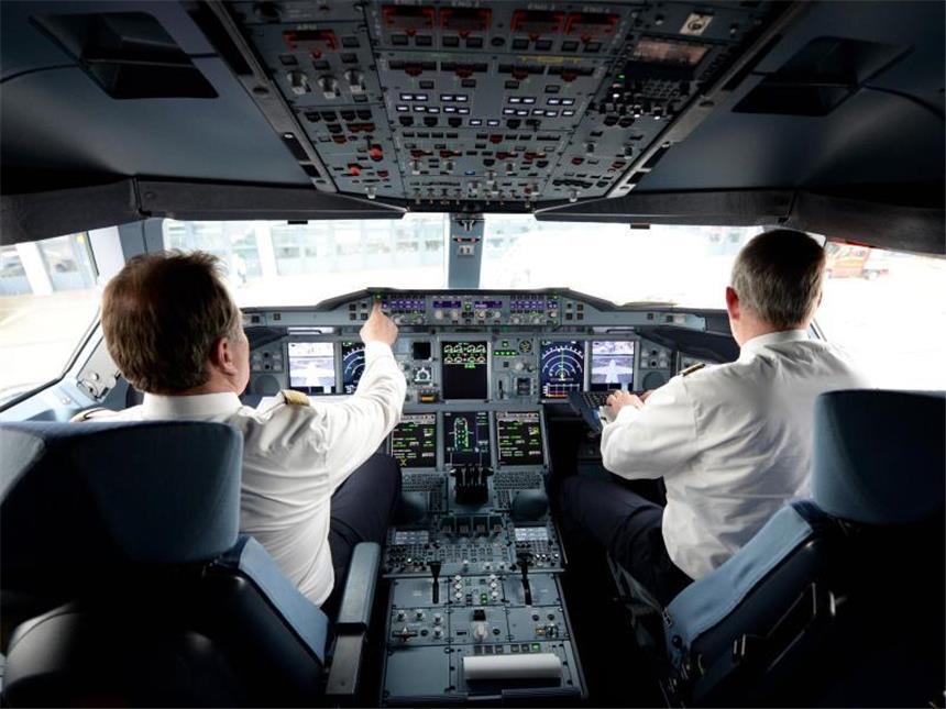 Lufthansa-Piloten wollen wieder streiken Im Tarifkonflikt geht es um höhere Gehälter und die Übergangsrenten für die 5400 Piloten bei Lufthansa, Germanwings und Lufthansa Cargo. Foto: Daniel Reinhardt/Archiv