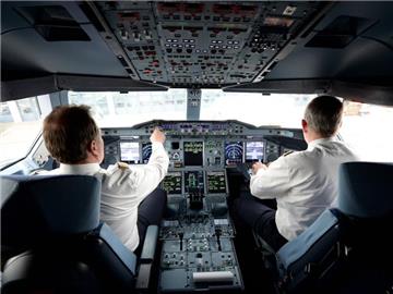 Im Tarifkonflikt geht es um höhere Gehälter und die Übergangsrenten für die 5400 Piloten bei Lufthansa, Germanwings und Lufthansa Cargo. Foto: Daniel Reinhardt/Archiv