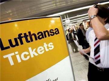 Im Tarifstreit zwischen der Lufthansa und ihrem Kabinenpersonal hat sich eine deutliche Mehrheit für einen Streik ausgesprochen.