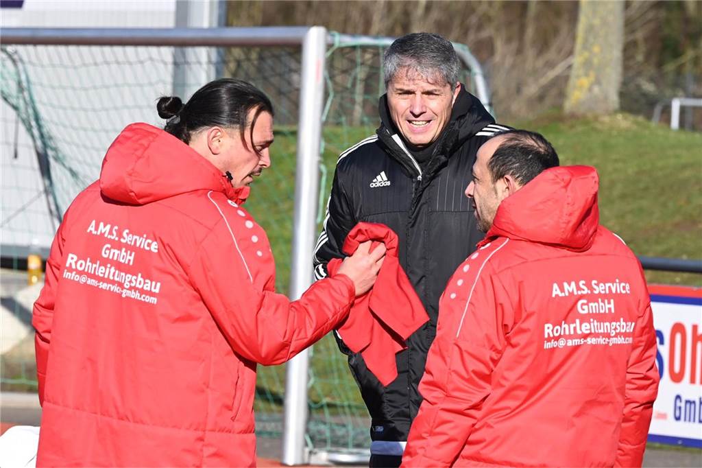 Dogan Okumak nicht mehr Trainer des TSC Kamen : Nächste Woche soll es einen Nachfolger geben Faruk Kanar und zwei weitere Männer stehen auf einem Fußballplatz.