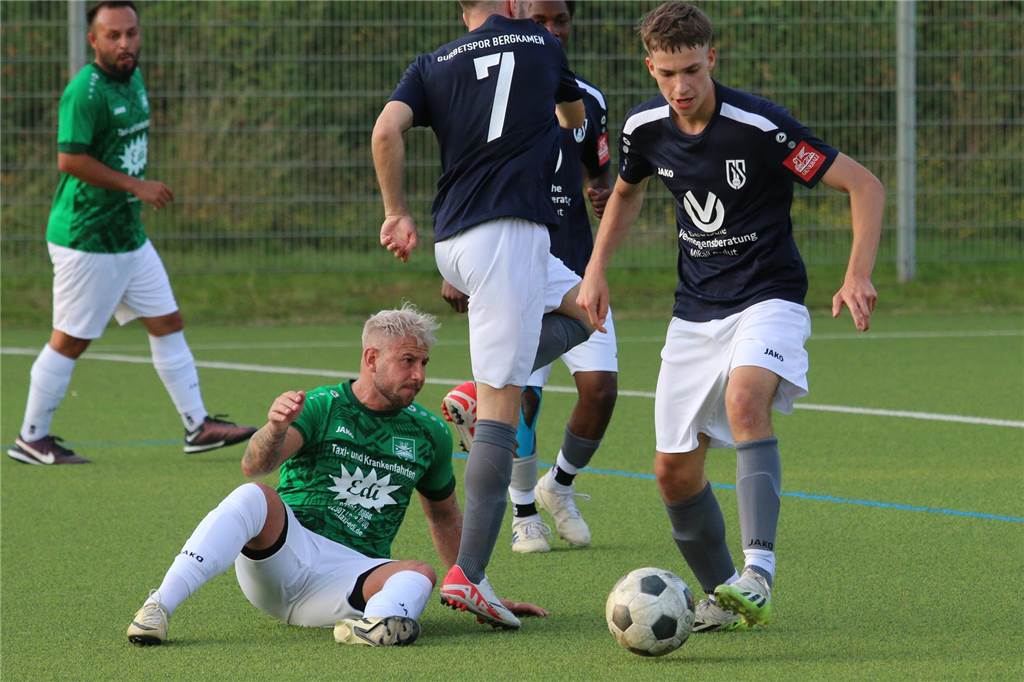 Zwei Rote Karten und Rudelbildung: Gurbet Spor holt Remis gegen den SuS Oberaden Im Testspiel zwischen Gurbet Spor Bergkamen und dem SuS Oberaden - hier Patrick Neumann am Boden - ging es ordentlich zur Sache.