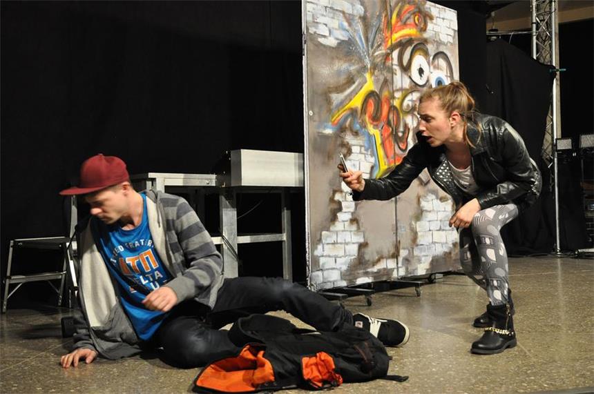 So gehen Lüner Schüler mit Cyber-Mobbing um Im Theaterstück "rausgemobbt.de" schikaniert Lissy den elfjährigen Nick und filmt die Aktion mit dem Smartphone. Das Video setzt sie später als Druckmittel ein.