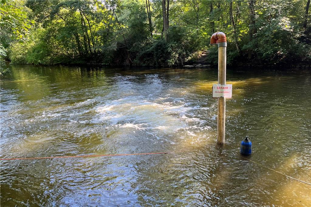 Gelsenwasser zum wiederholten Fischsterben in der Stever: „Wir sind nicht allmächtig“ Ein Strahlbelüfter ist in der Stever in Haltern am See im Einsatz.