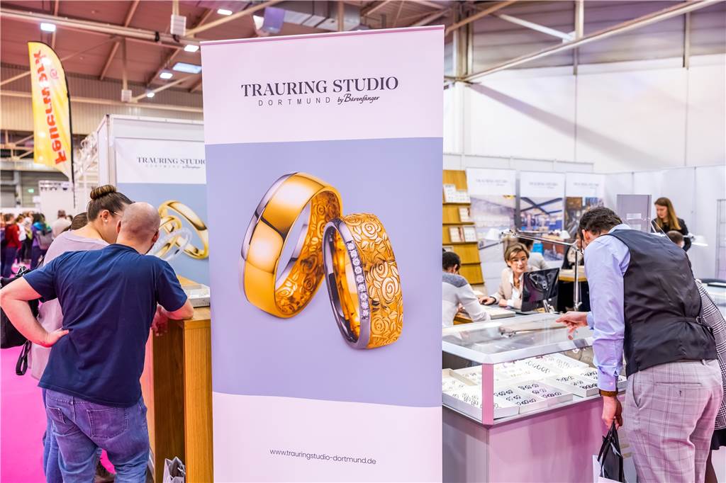 Es geht nicht ohne Trauringe: Was es bei der Wahl zu beachten gilt Trauringstudio-Banner auf Hochzeitsmesse