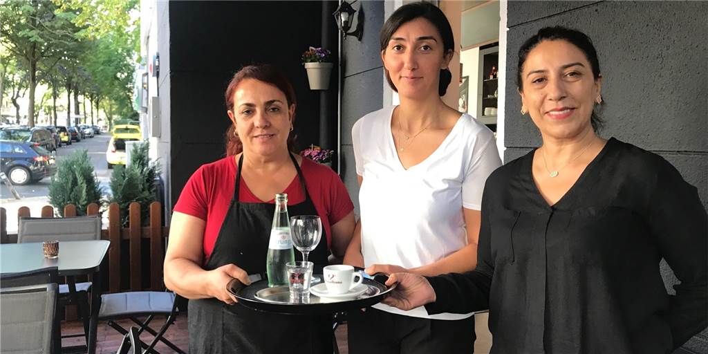Kneipen und Restaurants im Kreuzviertel: Viele Neueröffnungen und zwei Wasserschäden Im "Trend" und auf der neu gestalteten Terrasse zur Lindemannstraße hin wird schon wieder serviert: Geschäftsführerin Nese Cenan (Mitte) mit ihren Mitarbeiterinnen Sadiye Erdogan (l.) und Fatma Manyas.
