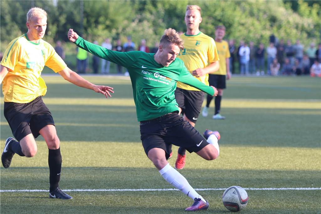 Torjägerduell spitzt sich zu – Kampfansage an führenden GSC-Stürmer: „Bleibe dem im Nacken“ Im Trikot des PSV Bork düpierte der heutige Drittliga-Profi Joel Grodwoski (am Ball) den Stürmer vom FC Nordkirchen in der Saison 2016/17.