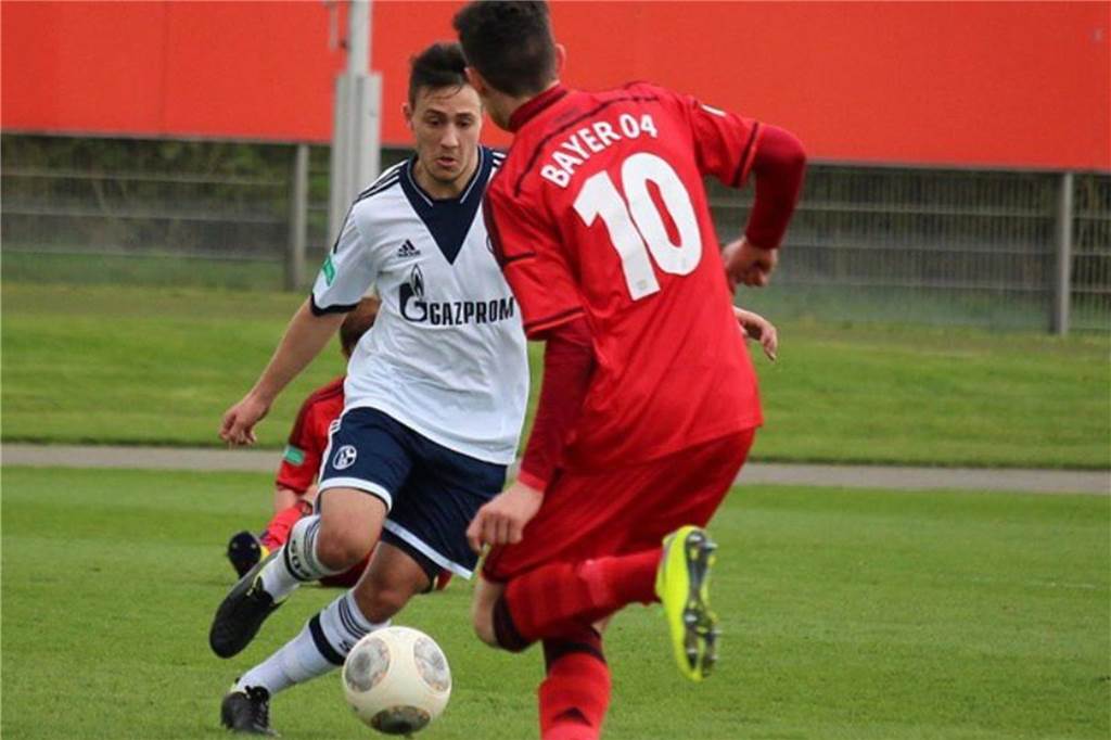 Im Trikot von Schalke 04 scheiterte Pantelis Sachpatzidis (am Ball) wegen Verletzungen an der Profikarriere.