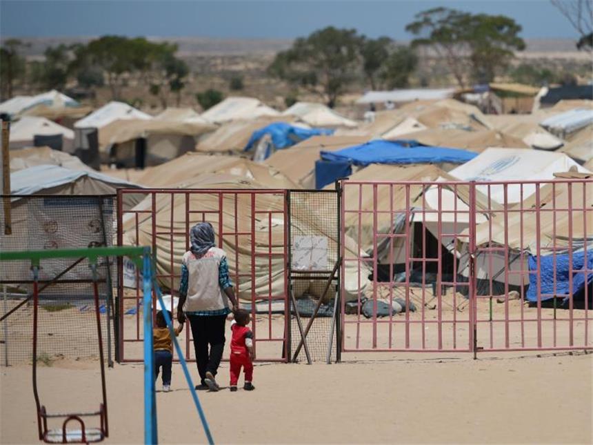 Widerstand der Grünen gegen Liste sicherer Herkunftsstaaten Im tunesischen Flüchtlingslager in Ras Ajdi Lager warten Tausende Flüchtlinge aus mehreren afrikanischen Ländern auf eine Aufnahme in Drittländer. Foto: Hannibal/Archiv