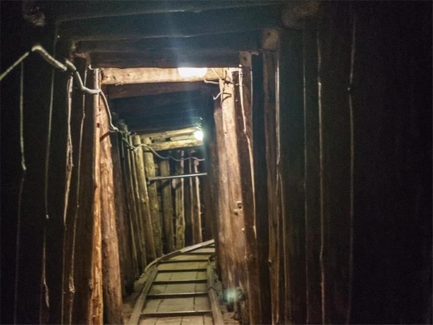 Erinnerung an den Krieg: Sarajevos "Tunnel des Lebens" Im "Tunnel des Lebens": Noch 25 Meter des einst 800 Meter langen Schachts sind heute für Touristen zugänglich. Foto: Philipp Laage/dpa-tmn