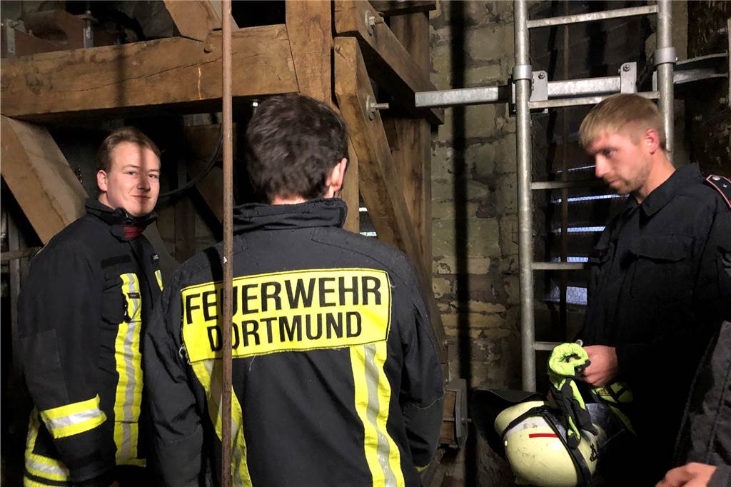 Besorgte Blicke zum Kirchturm: Darum war die Feuerwehr an der Asselner Lutherkirche Im Turm nahmen die Feuerwehrleute die Situation genau in Augenschein