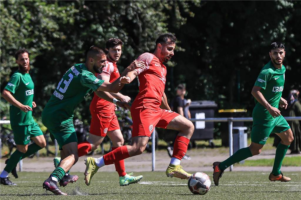 Einstand nach Maß für TuS Eichlinghofen und Eving Selimiye Spor Im umkämpften Derby sicherte sich Eving spät den Sieg gegen Osmanlispor Dortmund (in Grün).