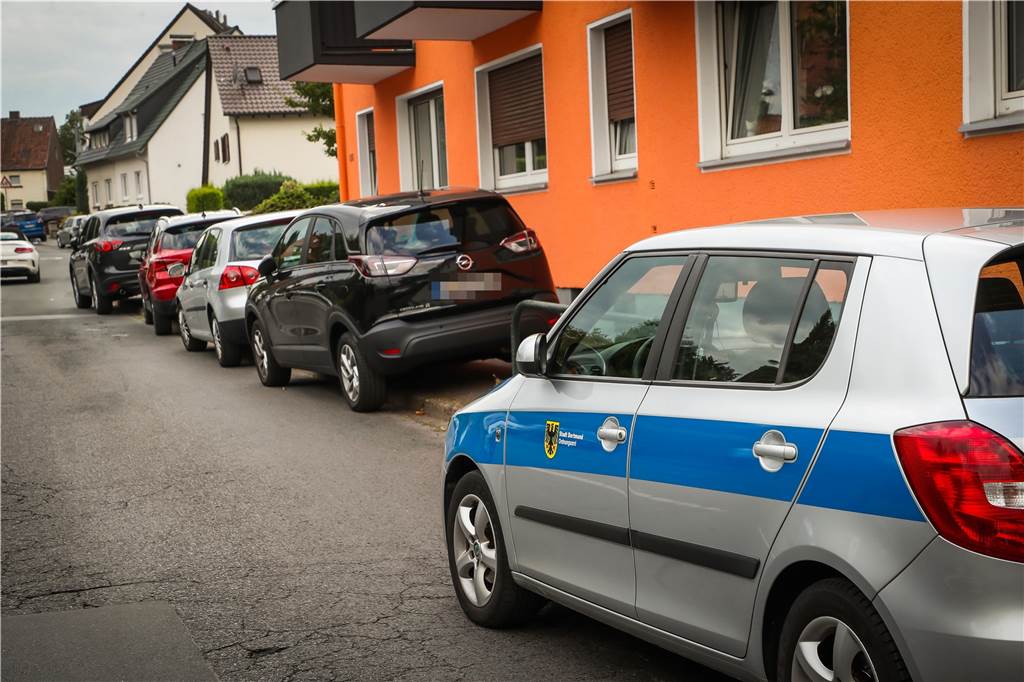 Stadt verteilt 73 Knöllchen beim Hecker-Cup und kündigt weitere Kontrollen an Im Umkreis des Aplerbecker Waldstadions standen viele Autos mit zwei Reifen auf dem Bürgersteig.