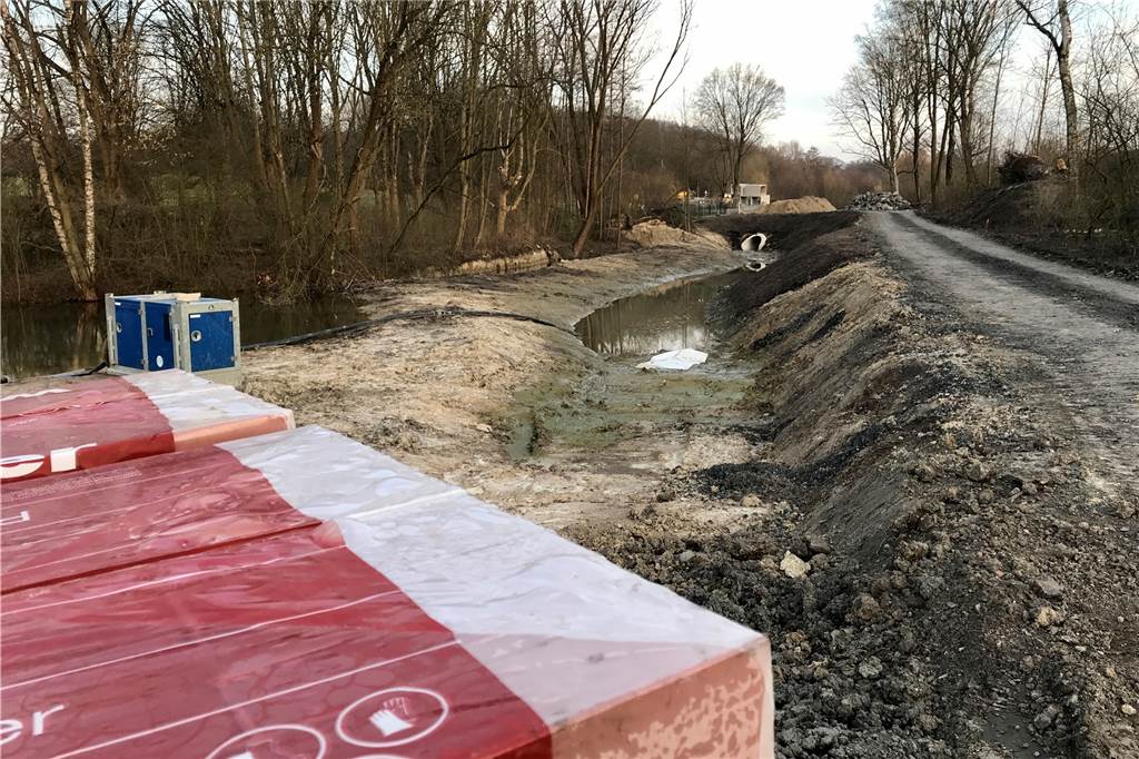 Castroper Altstadt bleibt bis Ende 2022 eine riesige Dauerbaustelle Im unteren Teil des Rennbahngeländes wird kräftig an der Offenlegung des Baches gearbeitet, nachdem zuvor kräftig gerodet werden musste.