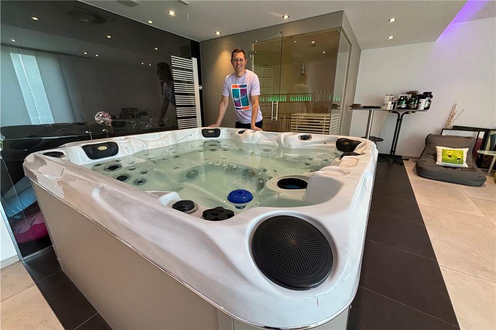 So wohnt ein Weltmeister: Kevin Großkreutz verkauft seine Luxusvilla Im Untergeschoss des Hauses von Ex-BVB-Spieler Kevin Großkreutz in Dortmund zeigt der Immobilienmakler Marvin Mikosch einen Wellnessbereich mit Whirlpool und Sauna.