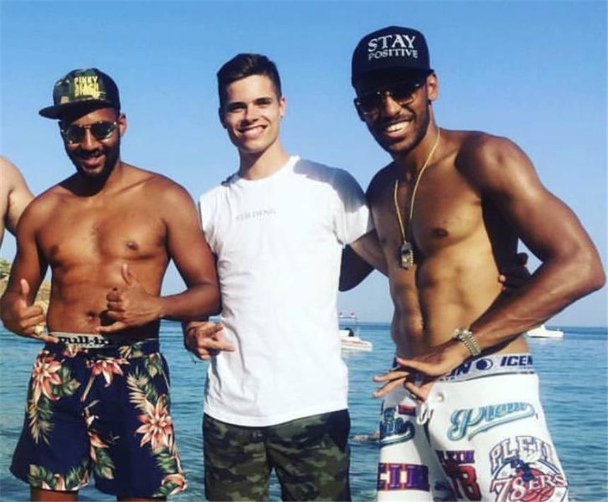 Julian Weigl geht unter die Mode-Designer Im Urlaub auf Mykonos hat Julian Weigl (M.) seinen Teamkollegen Pierre-Emerick Aubameyang (r.) schon mit einer Cap seiner Kollektion versorgt.