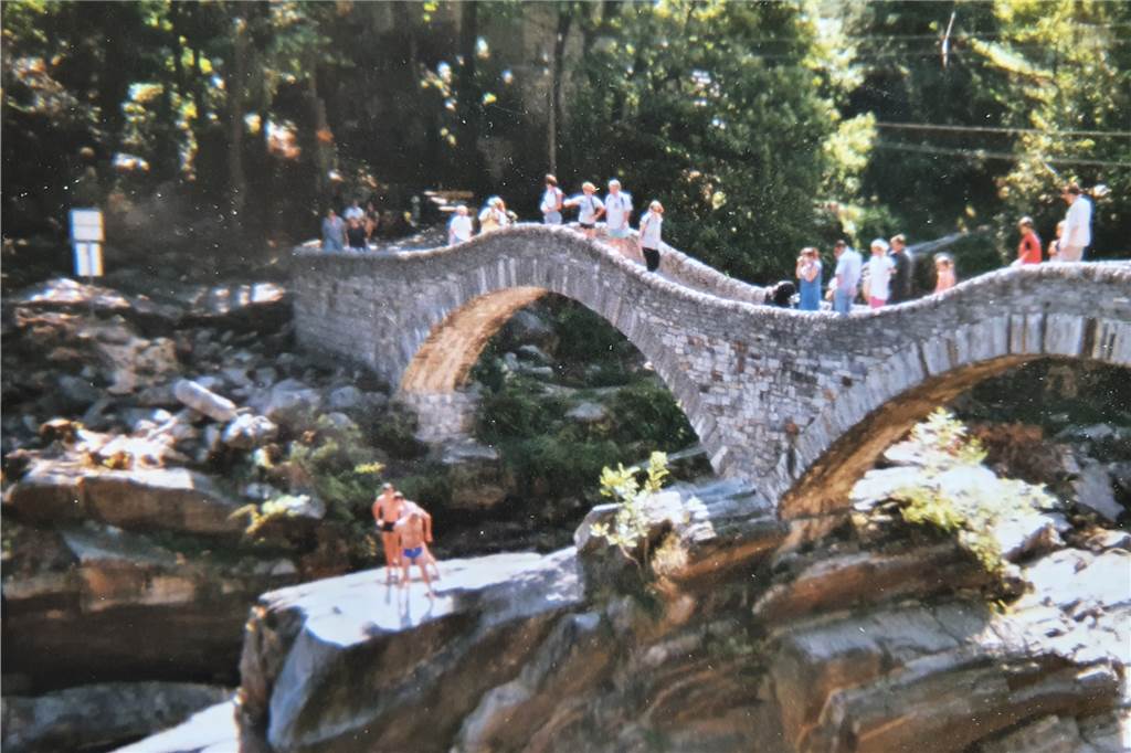 Fledermäuse, Palmen und Gnocchi mit Salbei: Das Ferienhaus im Tessin Im Valle Verzasca findet man selbst an den heißesten Sommertagen Abkühlung im Fluss.