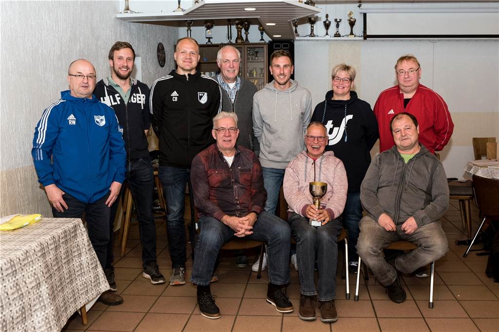 Die Finalisten von 2019 treffen direkt aufeinander Im Vereinshaus des SV Bossendorf trafen sich am Montagabend Vertreter aller Halterner Vereine, um die Gruppen für die Hallenfußball-Stadtmeisterschaft 2022 auszulosen.