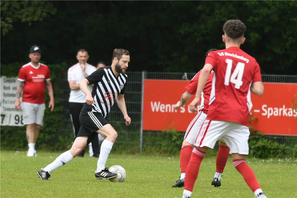 Im vereinsinternen Kreisliga-C-Duell setzte sich der TuS Henrichenburg III (2.) gegen Henrichenburg II nach Toren von Raphael Kobylanski, Dino Viotto und Patrick Scheurer mit 3:0 (2:0) durch.