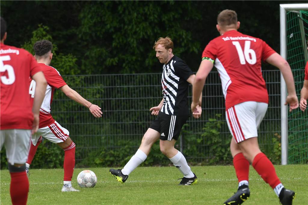 Im vereinsinternen Kreisliga-C-Duell setzte sich der TuS Henrichenburg III (2.) gegen Henrichenburg II nach Toren von Raphael Kobylanski, Dino Viotto und Patrick Scheurer mit 3:0 (2:0) durch.