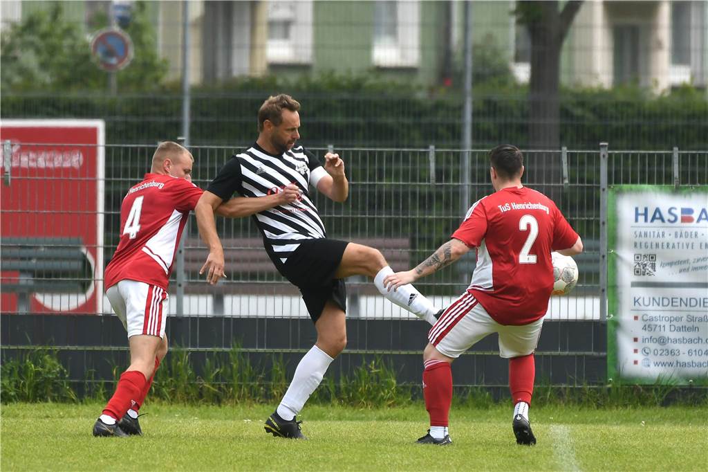 Im vereinsinternen Kreisliga-C-Duell setzte sich der TuS Henrichenburg III (2.) gegen Henrichenburg II nach Toren von Raphael Kobylanski, Dino Viotto und Patrick Scheurer mit 3:0 (2:0) durch.